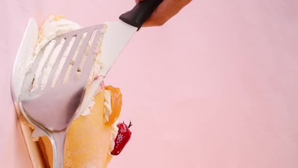 糖衣传统蛋糕手工切块的垂直视频 — 图库视频影像
