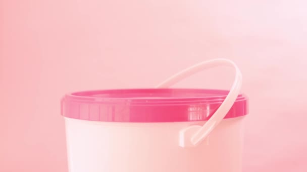 Mano Tomando Cubo Blanco Con Top Rosa Sobre Fondo Rosa — Vídeo de stock