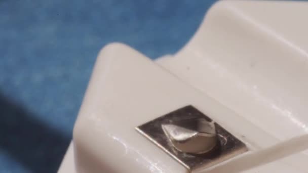白い歯のフロスカットの手のクローズアップ — ストック動画