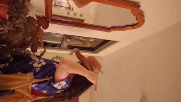 Vídeo Vertical Mujer Con Vestido Azul Usando Sombrero Mimbre Casa — Vídeo de stock