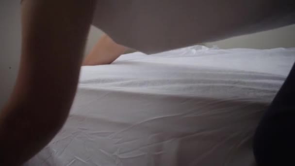 Hombre Haciendo Cama Con Protector Colchón Dormitorio — Vídeo de stock