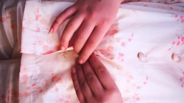 Vídeo Vertical Mulher Pijama Florido Rosa Apontando Seus Botões — Vídeo de Stock