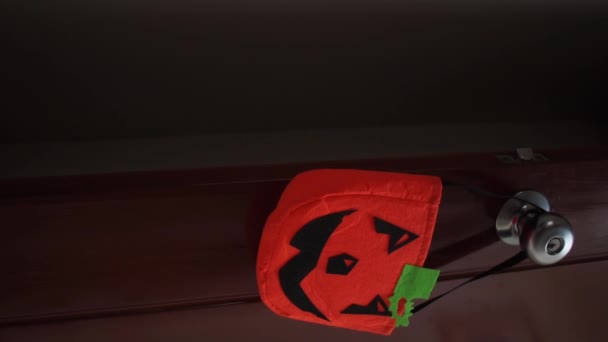 Vídeo Vertical Mano Tomando Una Bolsa Calabaza Halloween Una Perilla — Vídeo de stock