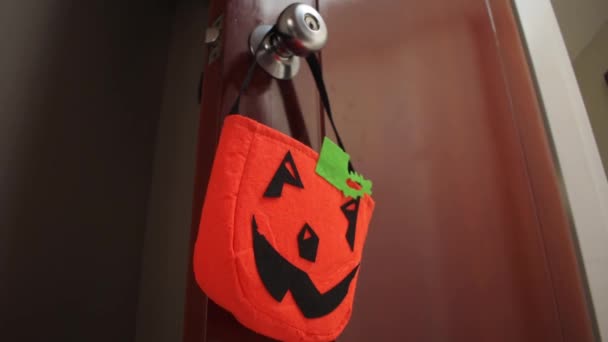 Main Prenant Sac Citrouille Halloween Bouton Porte — Video