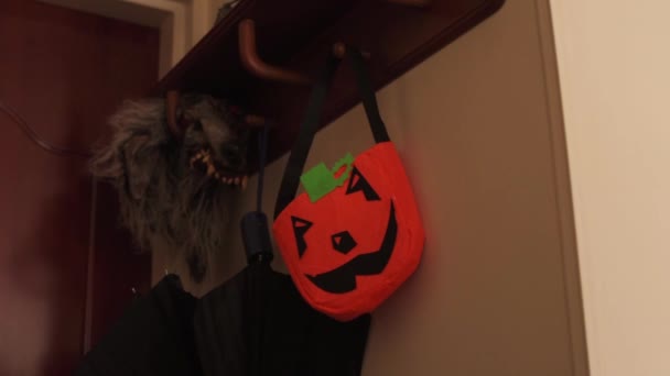 Ruka Vytahuje Halloween Dýňový Sáček Ramínka — Stock video