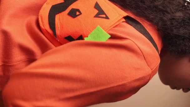 Vídeo Vertical Mulher Segurando Saco Abóbora Halloween Seus Ombros — Vídeo de Stock