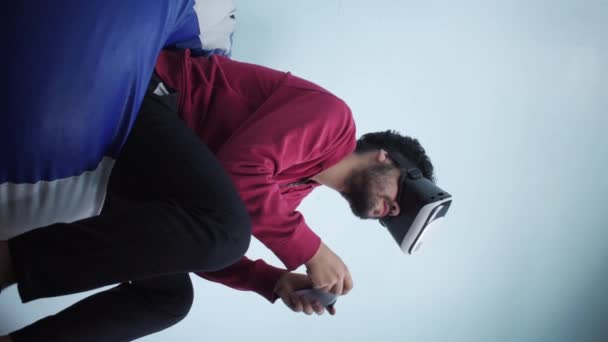 Vertikales Video Eines Enttäuschten Spielers Der Auf Einem Headset Mit — Stockvideo