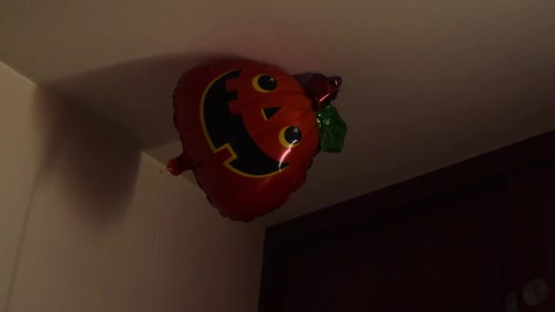 Halloween Sütőtök Léggömb Egy Szobában Másolás Hely — Stock videók
