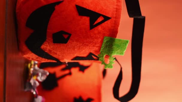 Pionowe Wideo Kobiety Biorącej Halloween Dynia Worek Pełen Cukierków — Wideo stockowe