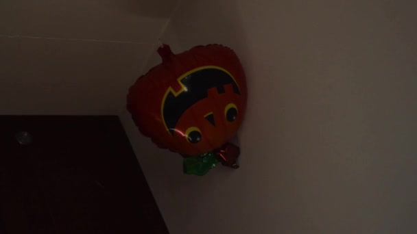 Vertikales Video Von Der Hand Die Einen Halloween Kürbisballon Einem — Stockvideo