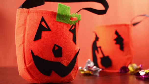 Sacs Halloween Pleins Bonbons Sur Fond Orange — Video