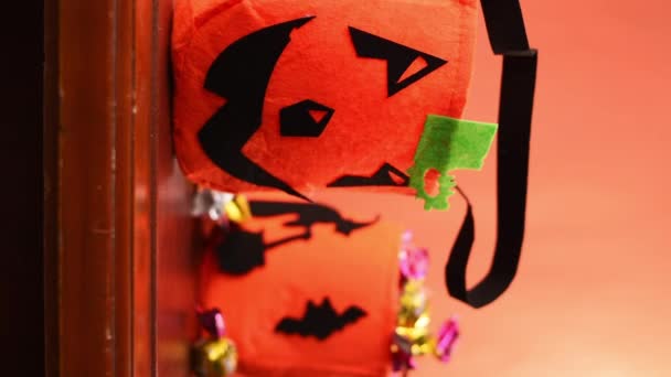 Video Verticale Donna Che Prende Una Borsa Zucca Halloween Piena — Video Stock