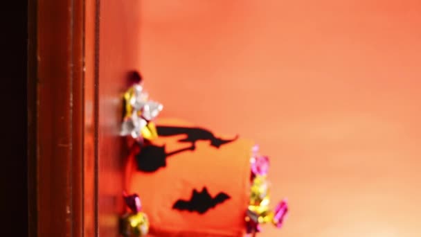 Вертикальное Видео Женщины Берущей Сумку Тыквами Хэллоуин Полную Конфет — стоковое видео