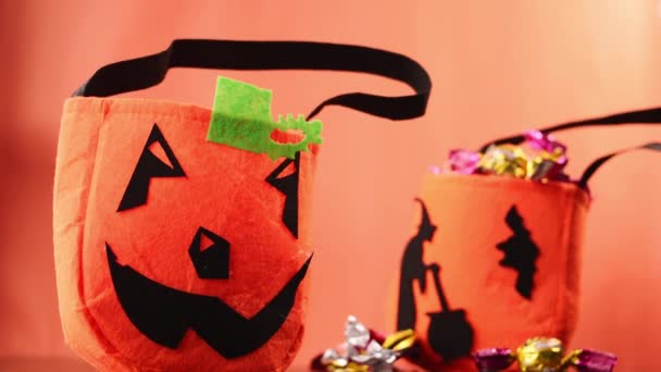 Halloween Tašky Plné Bonbónů Oranžovém Pozadí — Stock video