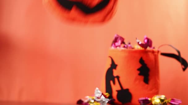 Sacos Halloween Cheios Doces Fundo Laranja — Vídeo de Stock