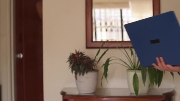 Młoda Kobieta Piżamie Pracuje Nad Niebieskim Nowoczesnym Laptopem Domu — Wideo stockowe