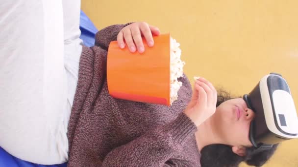 Függőleges Videó Visel Headset Eszik Popcorn Narancs Pot — Stock videók