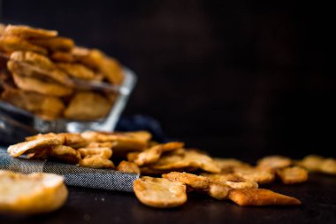 Siyah arka planda cam tencereden biraz kızarmış ekmek.