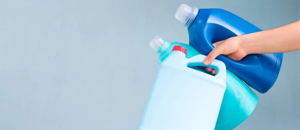 Mano Sosteniendo Algunas Botellas Jabón Líquido Azul Sobre Fondo Azul —  Fotos de Stock