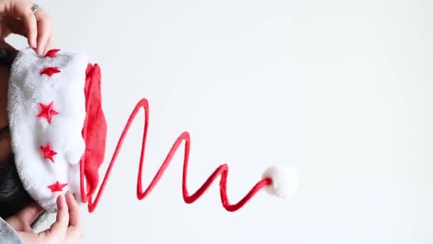 Video Verticale Donna Che Indossa Cappello Rosso Natale Sfondo Bianco — Video Stock