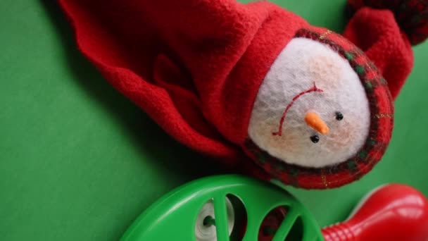 Elin Kırmızı Noel Enstrümanını Aldığı Dikey Video Gülümsemeli Yeşil Arkaplandaki — Stok video