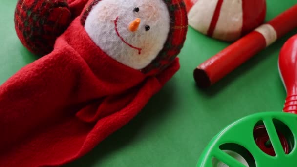 Kırmızı Noel Enstrümanını Yeşil Arka Planda Bir Gülümseme Kopyalama Alanı — Stok video