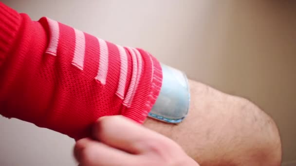男子身穿防身衣和红袜的垂直录像 — 图库视频影像