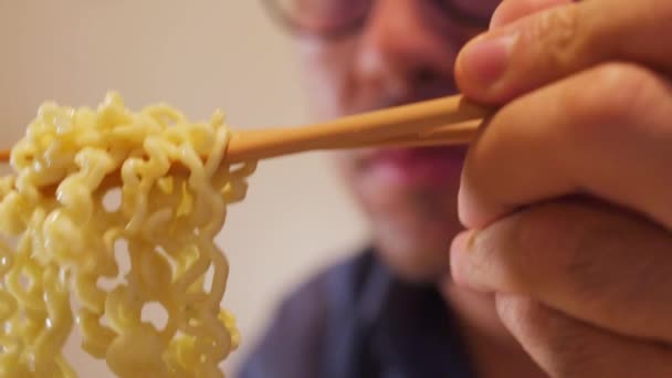 Hombre Comiendo Fideos Instantáneos Olla Mesa Del Comedor — Vídeos de Stock