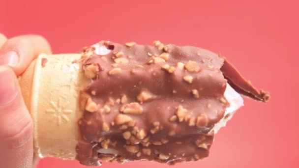 Videoclip Vertical Luare Conului Înghețată Ciocolată Fundal Roșu Spațiu Copiere — Videoclip de stoc