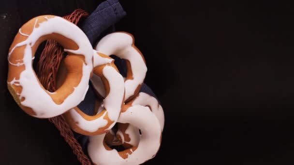 Вертикальне Відео Руки Бере Солодкі Колумбійські Пончики Кошику Чорному Тлі — стокове відео