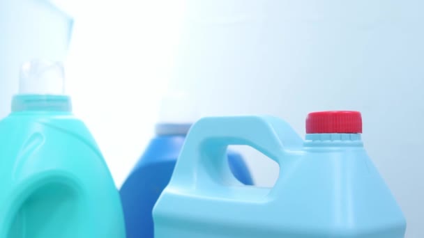 Ręczne Przyjmowanie Butelki Mydłem Obok Innych Niebieskich Butelek — Wideo stockowe