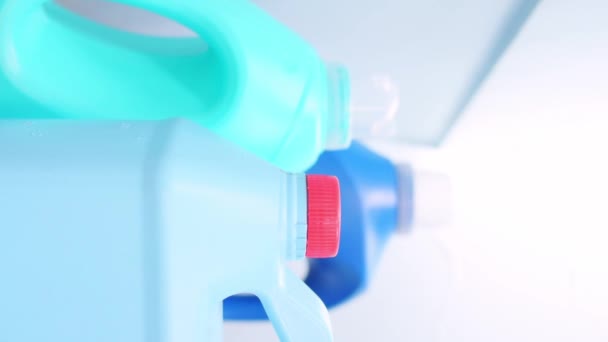 Pionowe Wideo Ręcznego Robienia Butelki Mydła Obok Innych Niebieskich Butelek — Wideo stockowe