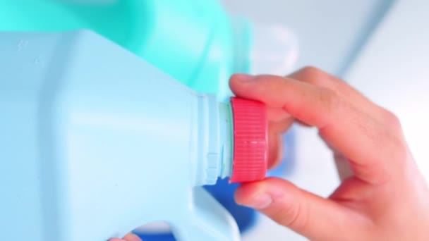 Pionowe Wideo Ręcznie Zamykającą Się Butelką Mydła Niebieskim Tle — Wideo stockowe