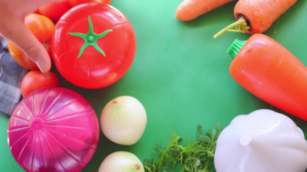 Ruční Odběr Zeleniny Plastových Nádob Skladování Zeleniny Stolu — Stock video