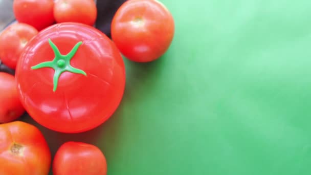 Ruční Braní Rajčat Hrnec Zeleném Pozadí — Stock video