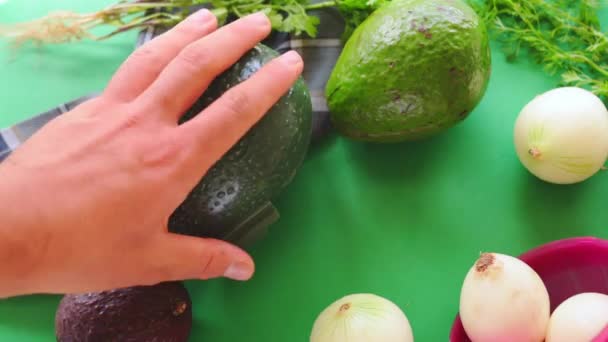 Hand Avokado Från Plast Lagring Grön Bakgrund — Stockvideo
