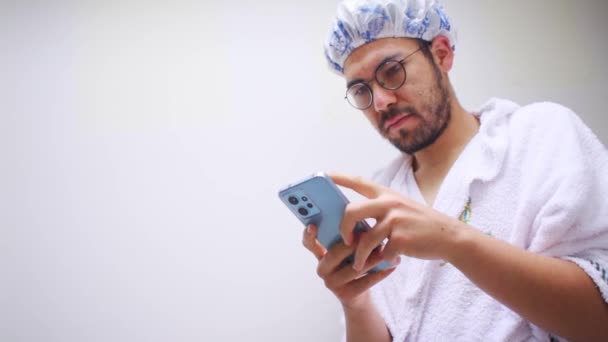Homem Usando Toalha Touca Banho Olhando Smartphone Azul — Vídeo de Stock