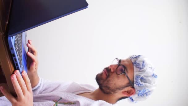 Havlu Takan Mayo Giyen Bir Adamın Mavi Dizüstü Bilgisayarı Olduğu — Stok video