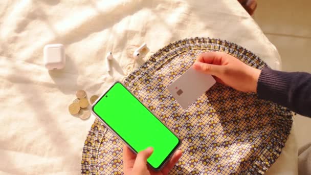 拿着信用卡 带着绿屏的智能手机的女人 — 图库视频影像