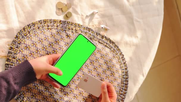 Kvinna Som Tar Kreditkort Och Rulla Smartphone Med Grön Skärm — Stockvideo