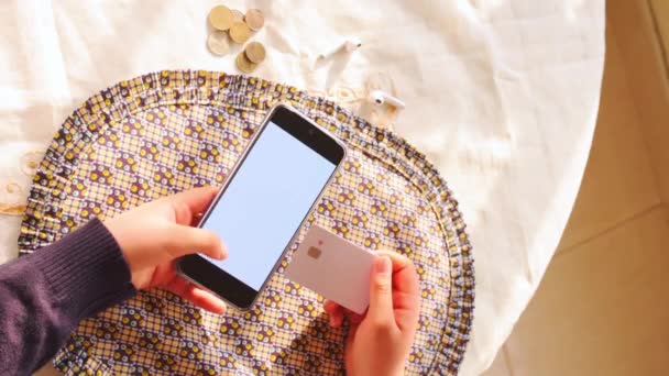 Mulher Tomando Cartão Crédito Rolagem Smartphone Com Tela Branca — Vídeo de Stock