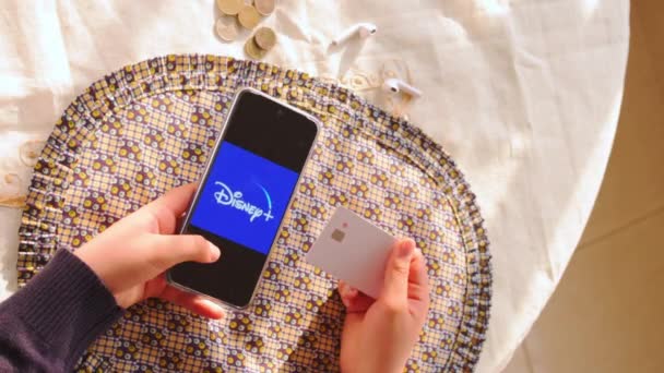 Donna Possesso Carta Credito Lasciando Smartphone Con Disney Logo Sullo — Video Stock