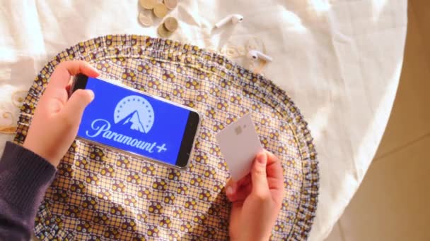 Mulher Segurando Cartão Crédito Deixando Smartphone Com Logotipo Supremo Mais — Vídeo de Stock