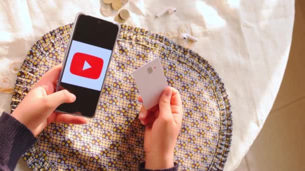 Wanita Memegang Kartu Kredit Dan Meninggalkan Smartphone Dengan Logo Youtube — Stok Video