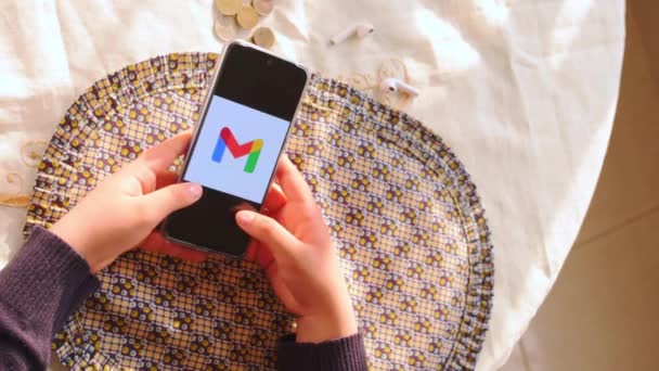 Frau Lässt Smartphone Mit Gmail Logo Auf Dem Bildschirm Zurück — Stockvideo