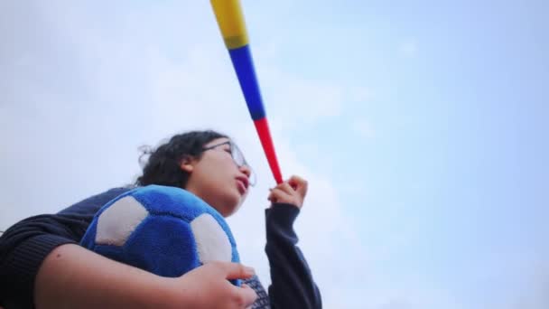 在多云的天气里 女人拿着蓝色的足球 用Vuvuzela来支持球队 — 图库视频影像