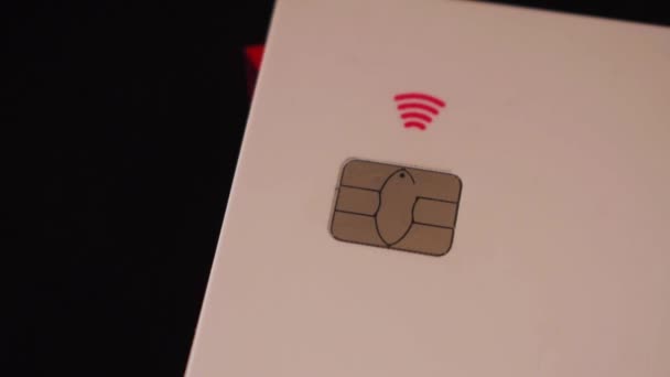 智能手机屏幕上Netflix标志旁边的信用卡 — 图库视频影像