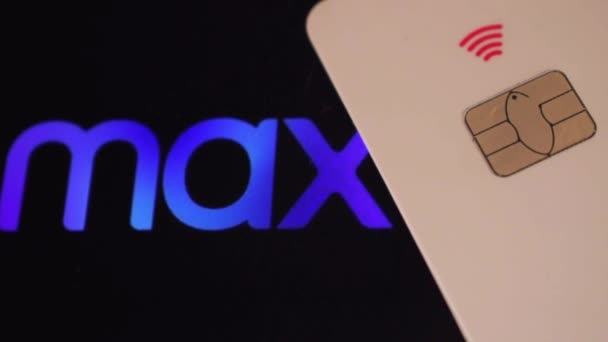 Creditcard Naast Max Logo Smartphone Scherm — Stockvideo