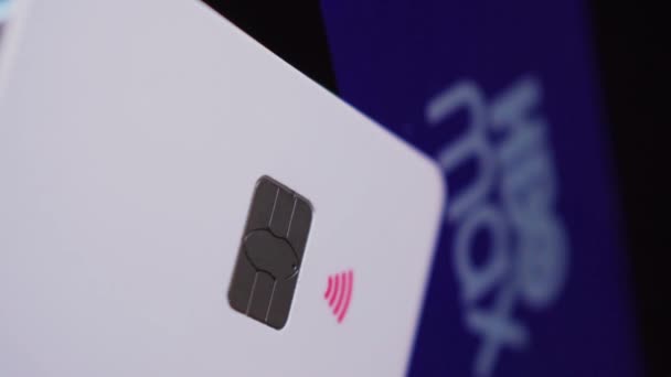 智能手机屏幕上Hbomax标志旁边的信用卡 — 图库视频影像