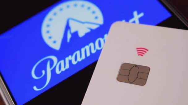 スマートフォン画面の最優先ロゴ横のクレジットカード — ストック動画